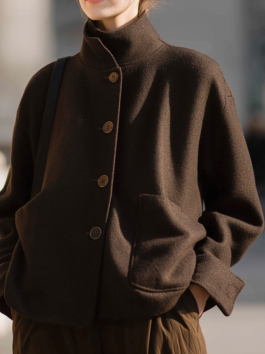 Chaqueta minimalista de lana marrón con cuello alto