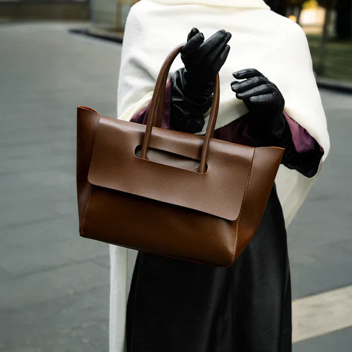 Bolso tote amplio con diseño minimalista