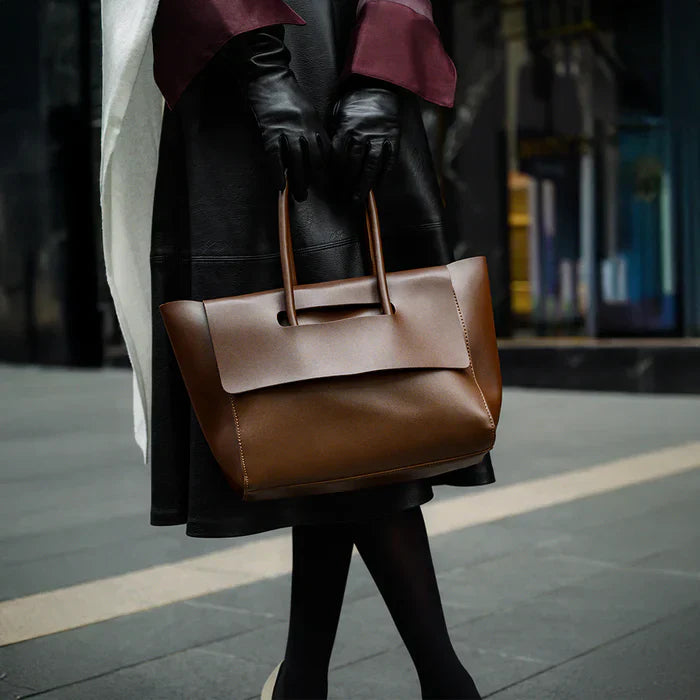 Bolso tote amplio con diseño minimalista