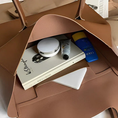 Bolso tote amplio con diseño minimalista