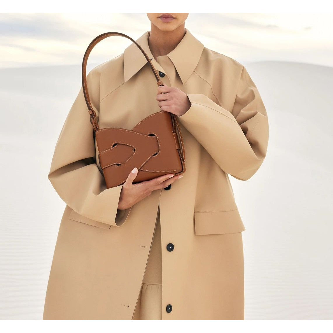Bolso de hombro compacto con solapa