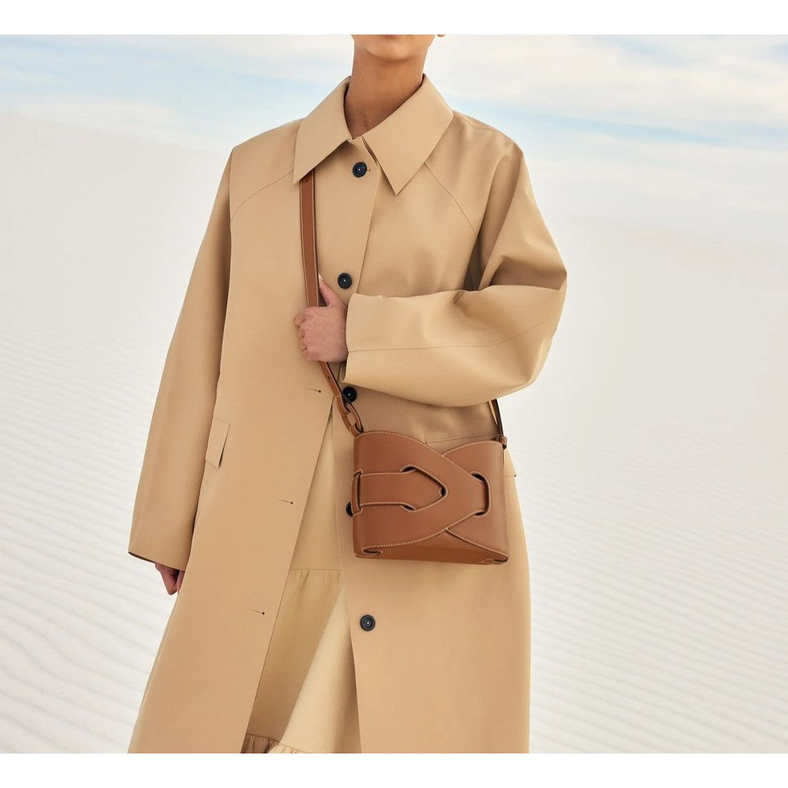 Bolso de hombro compacto con solapa