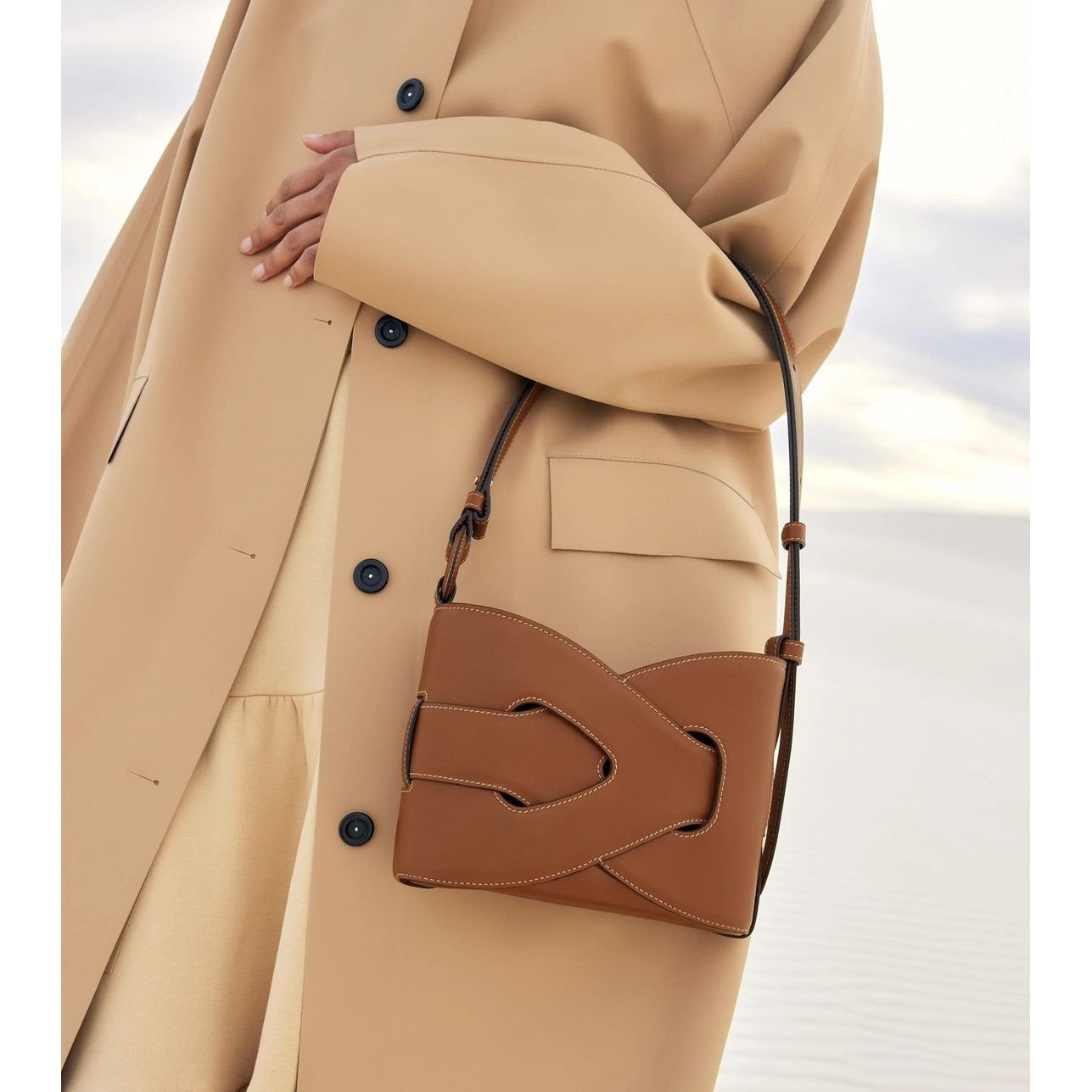 Bolso de hombro compacto con solapa