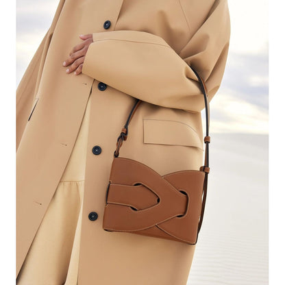 Bolso de hombro compacto con solapa