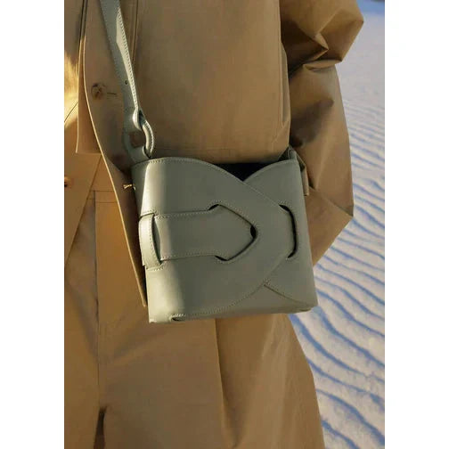 Bolso de hombro compacto con solapa
