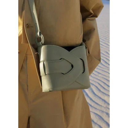 Bolso de hombro compacto con solapa