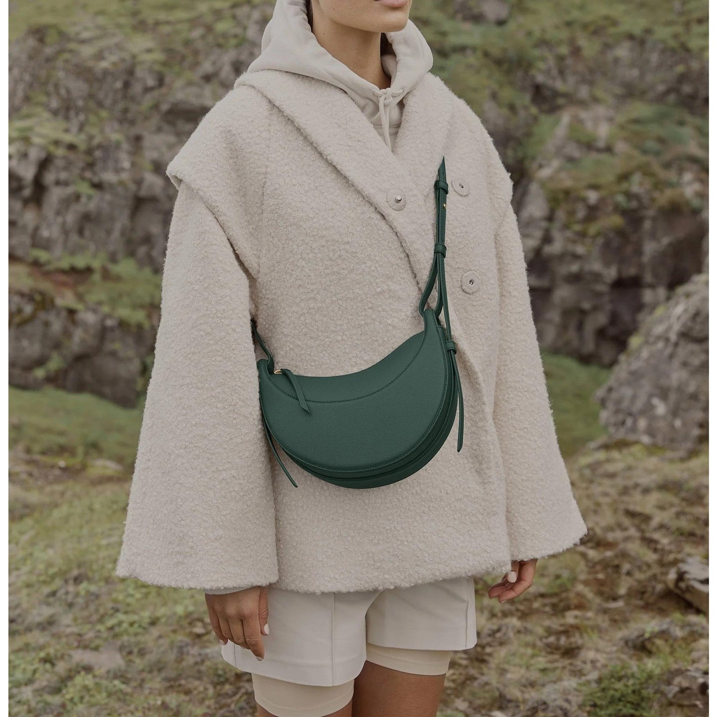 Bolso de hombro semicircular