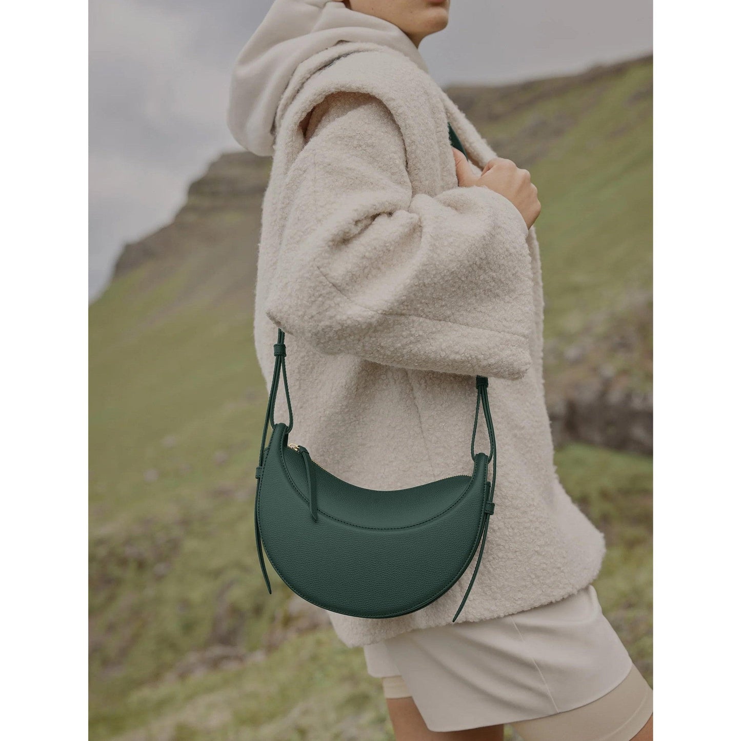 Bolso de hombro semicircular