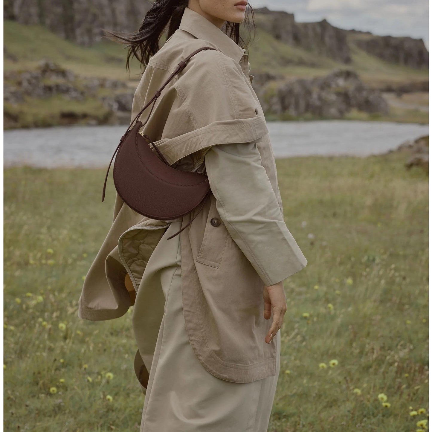 Bolso de hombro semicircular