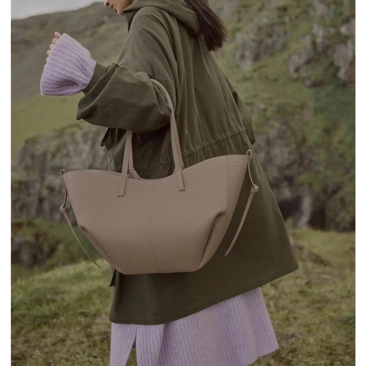 Bolso tote amplio de diseño minimalista