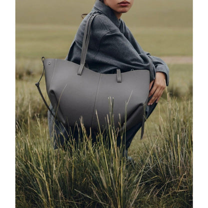 Bolso tote amplio de diseño minimalista