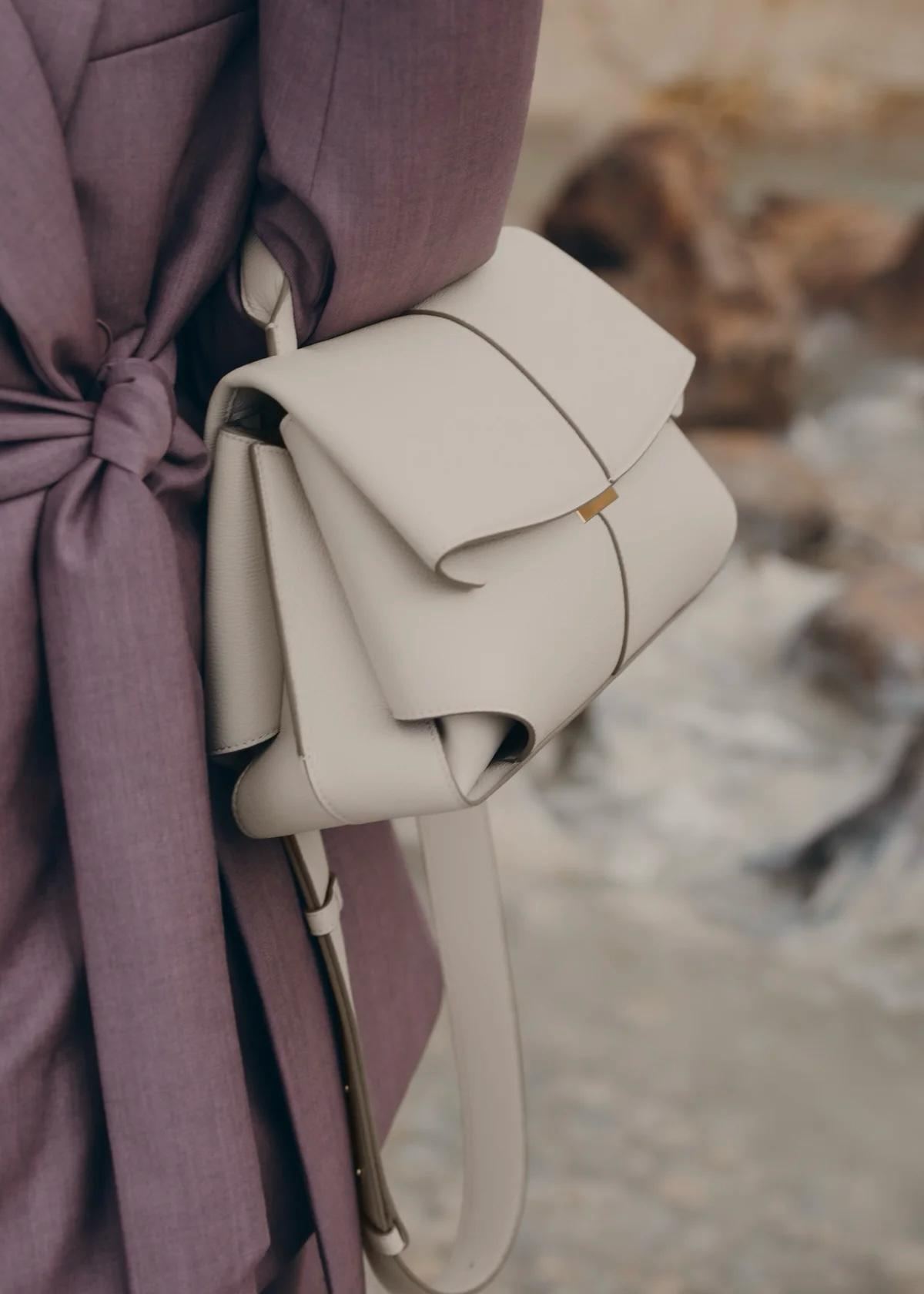 Bolso estructurado con solapa