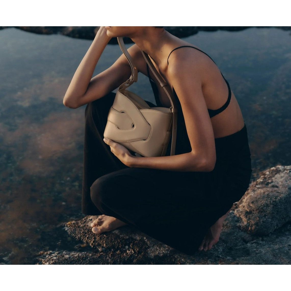 Bolso de hombro compacto con solapa