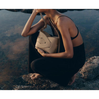Bolso de hombro compacto con solapa