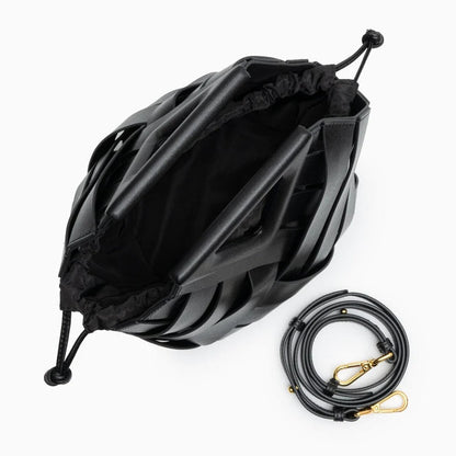 Bolso trenzado con diseño estructurado