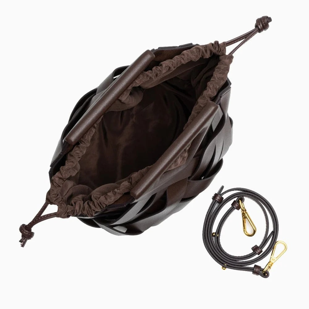 Bolso trenzado con diseño estructurado