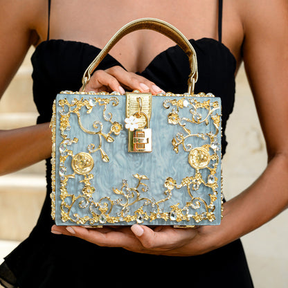 Bolso rígido tipo box con detalles florales
