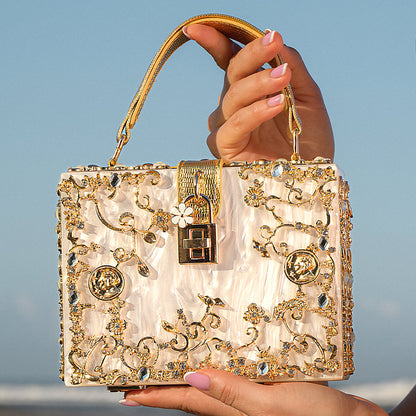 Bolso rígido tipo box con detalles florales