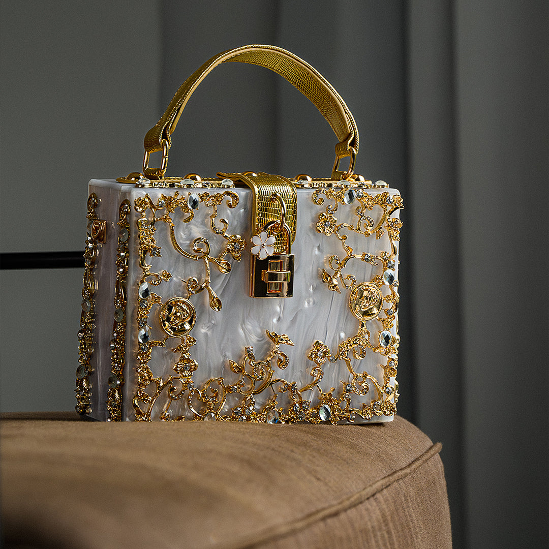 Bolso rígido tipo box con detalles florales