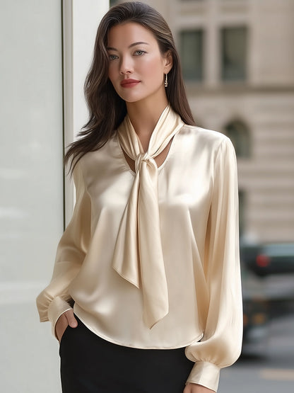 Blusa satinada champagne con lazada al cuello
