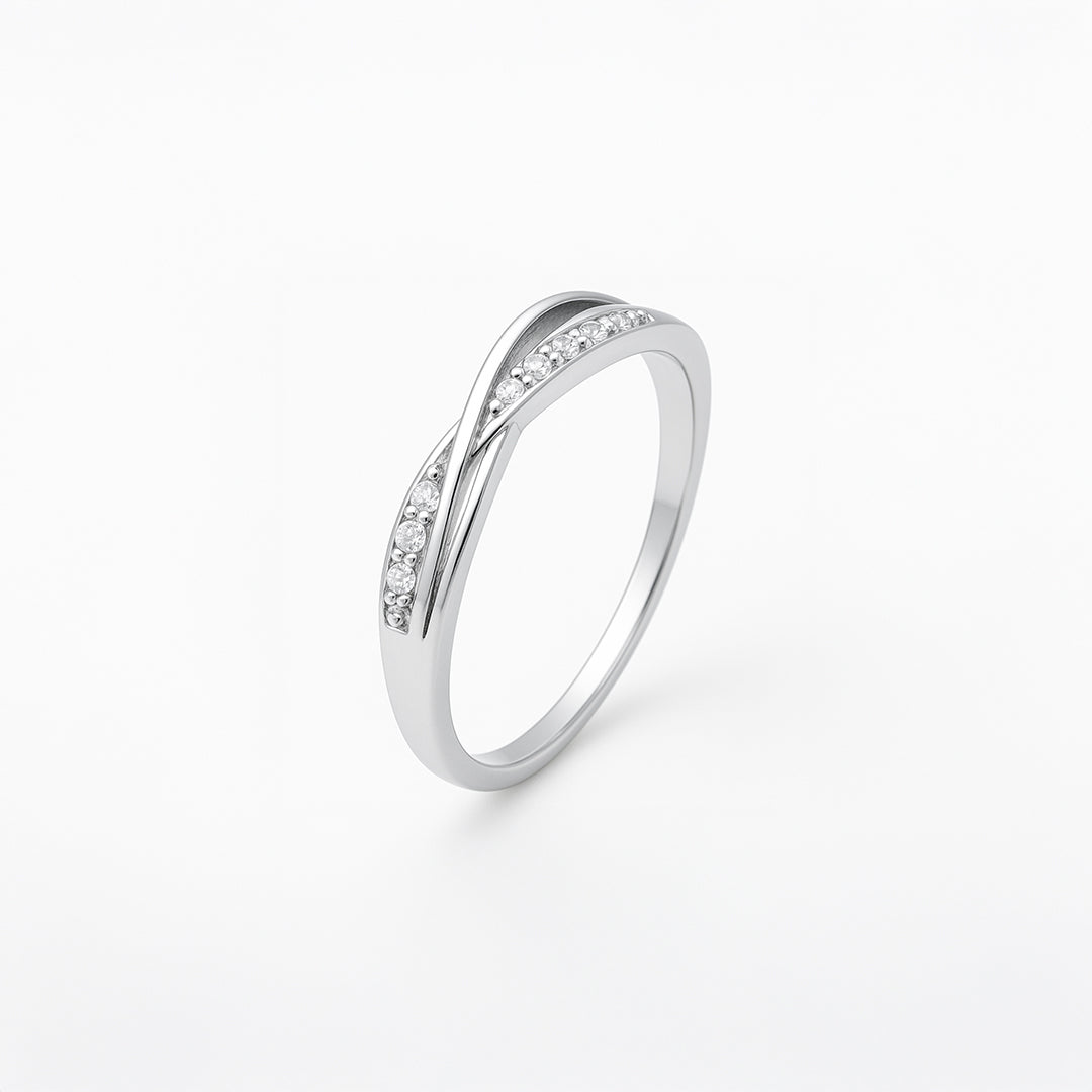 Anillo fino dorado con detalle de circonitas
