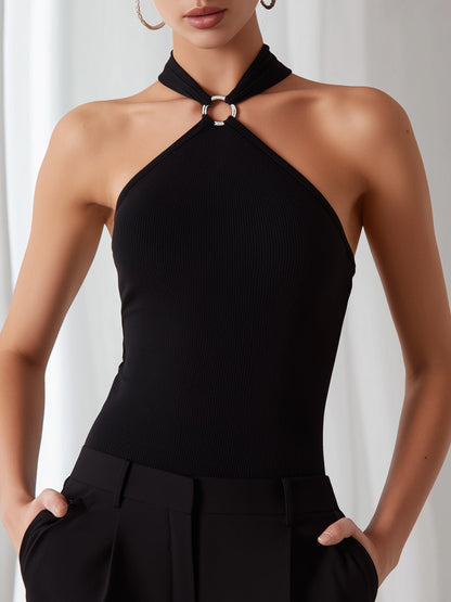 Top negro acanalado con detalle metálico