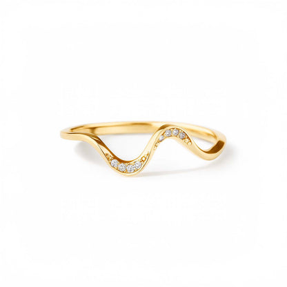 Anillo fino con diseño ondulado y circonitas