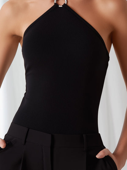 Top negro acanalado con detalle metálico