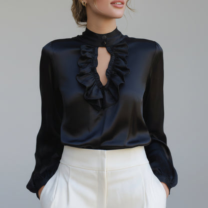 Blusa satinada negra con apertura y volantes