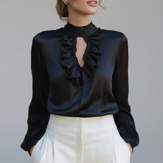 Blusa satinada negra con apertura y volantes