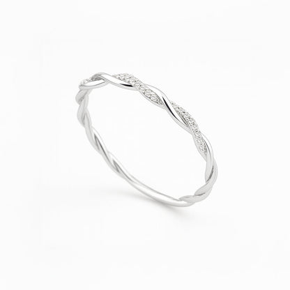 Anillo fino trenzado en tono rosado con circonitas
