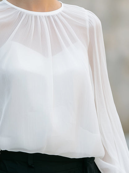 Blusa blanca semitransparente con cuello fruncido