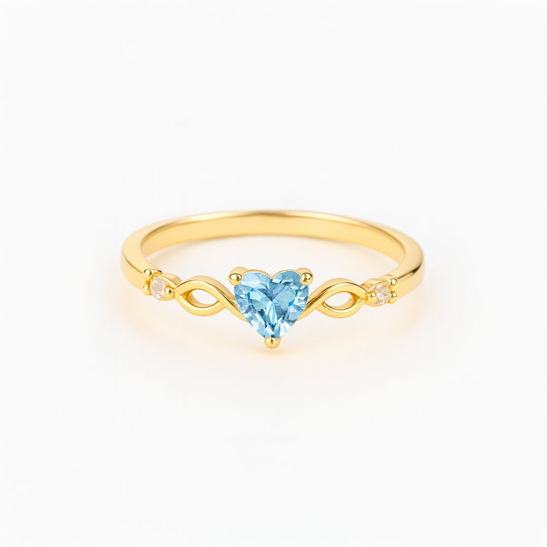 Anillo fino dorado con corazón de circonita