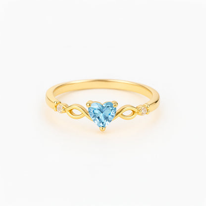 Anillo fino dorado con corazón de circonita