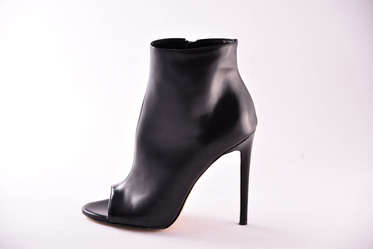 Botines de tacón alto en piel negra