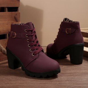 Botines de tacón con cordones y hebilla