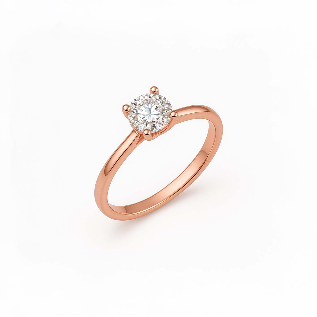 Anillo solitario en tono rosado con circonita central