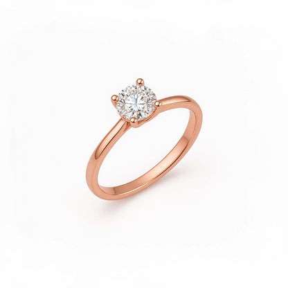 Anillo solitario en tono rosado con circonita central