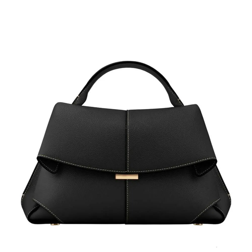 Bolso estructurado con solapa