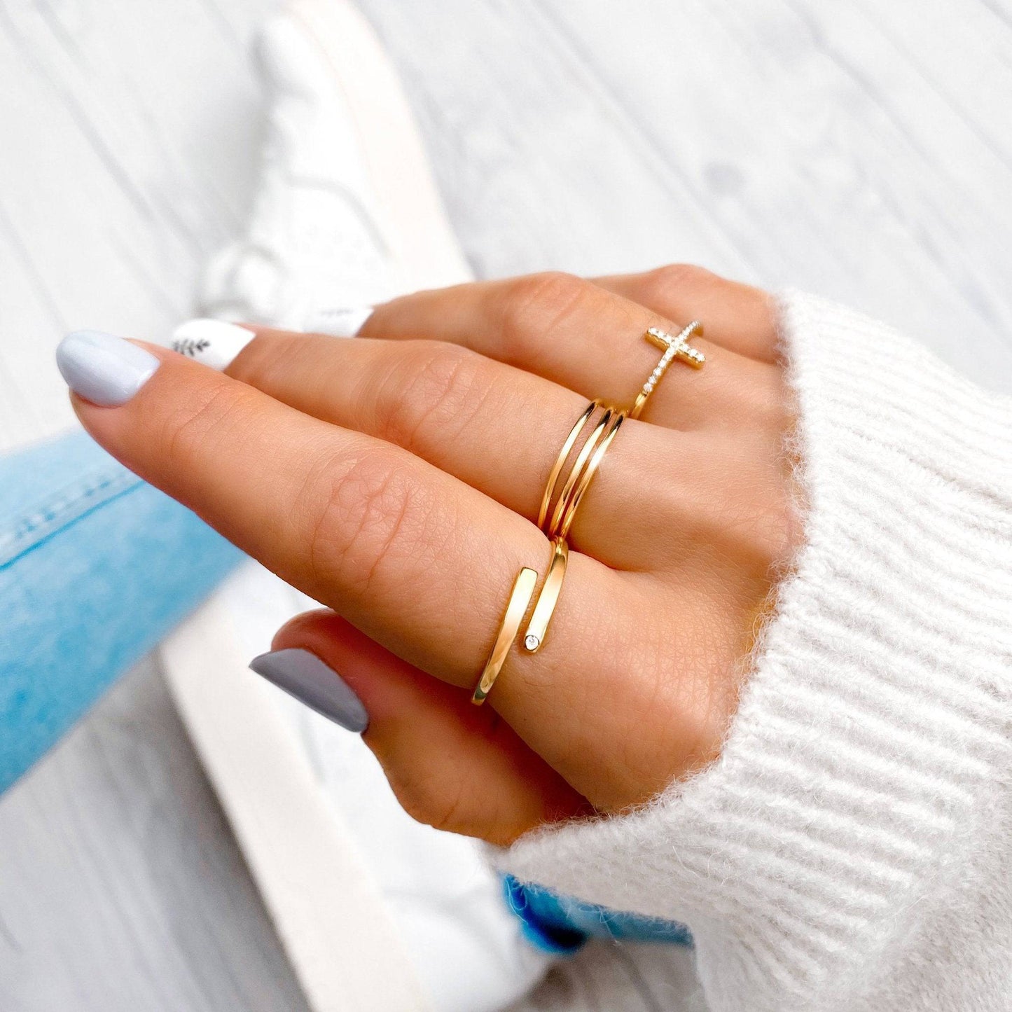 Anillo abierto con circonita lateral