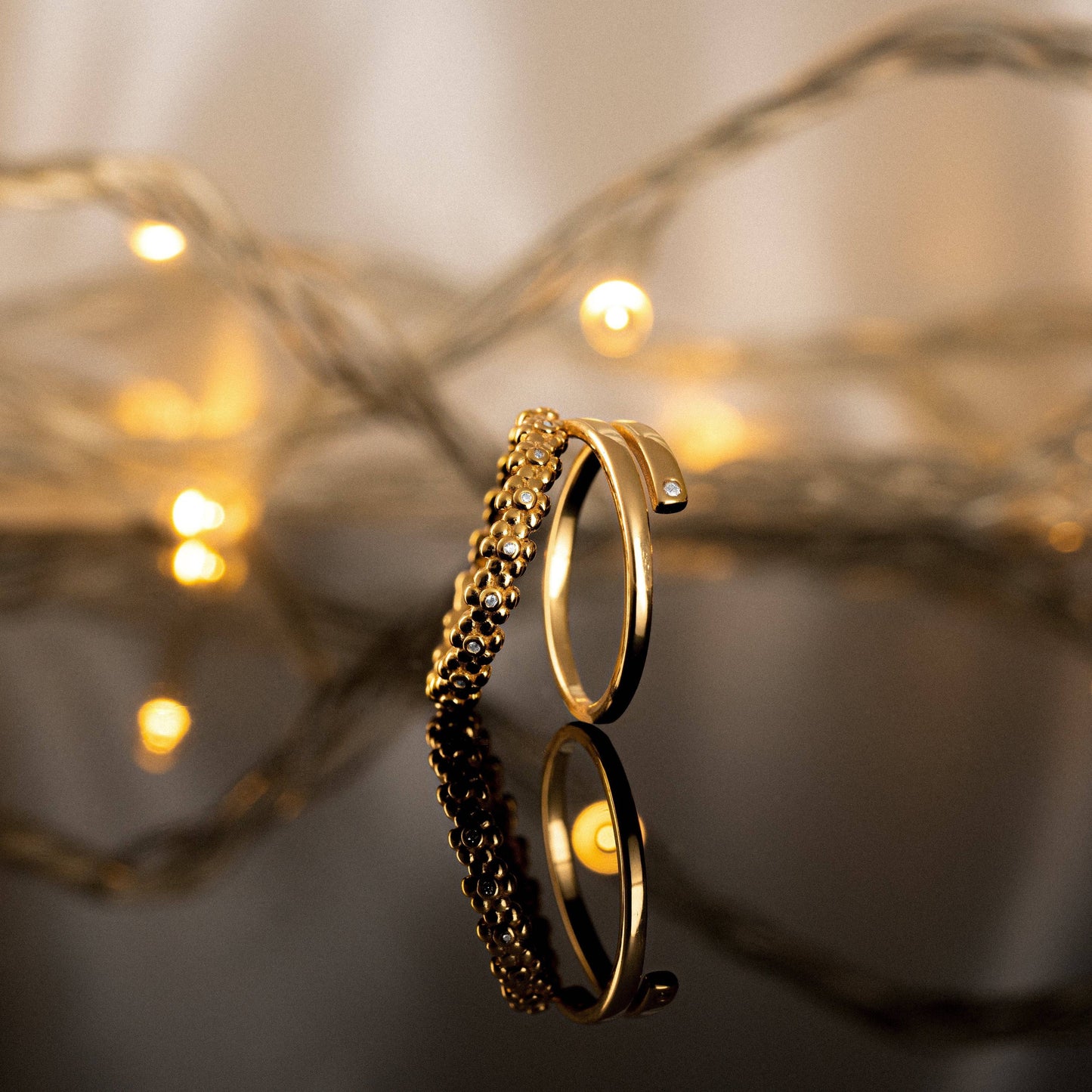 Anillo abierto con circonita lateral