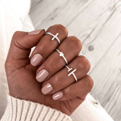 Anillo abierto con diseño en cruz