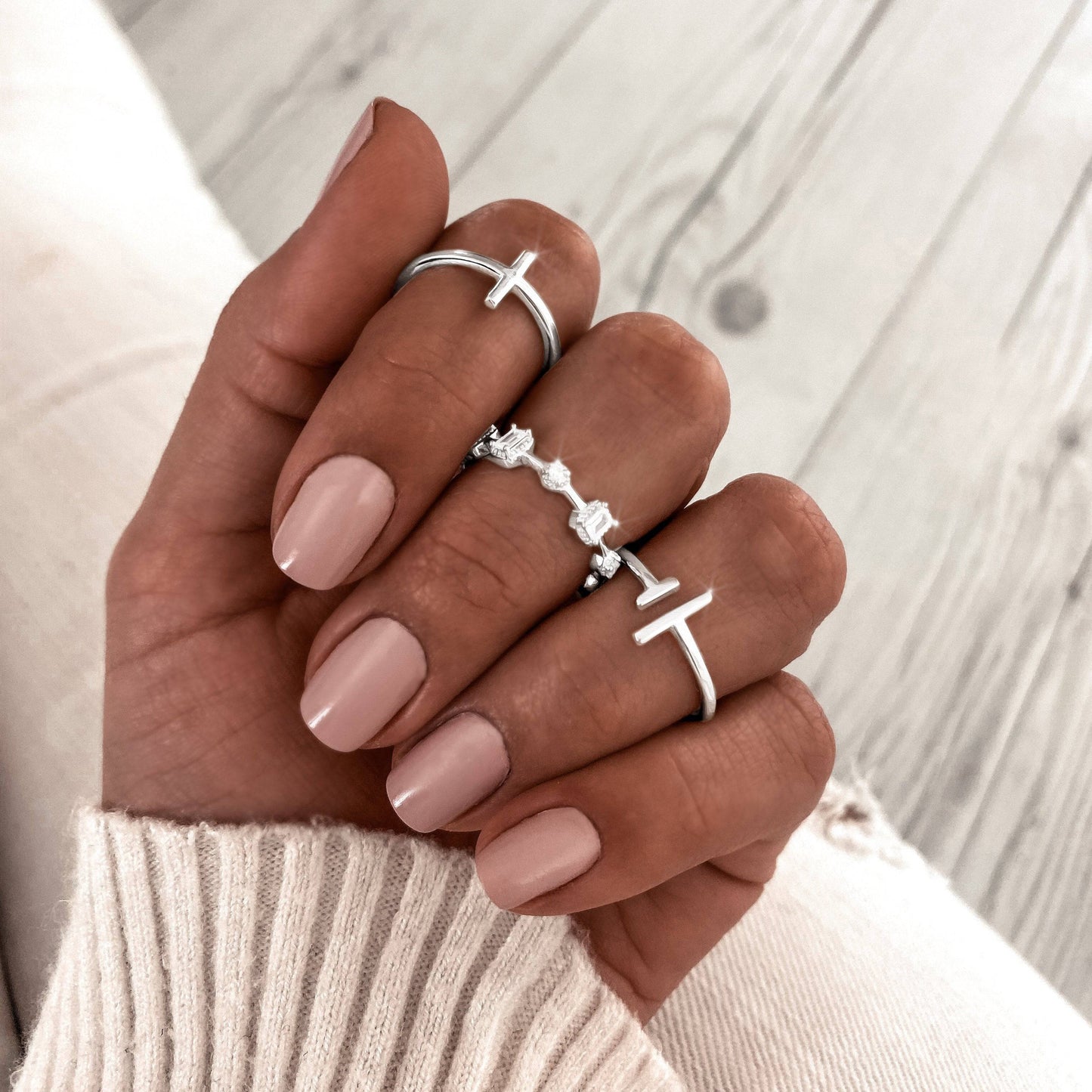 Anillo abierto con diseño en cruz
