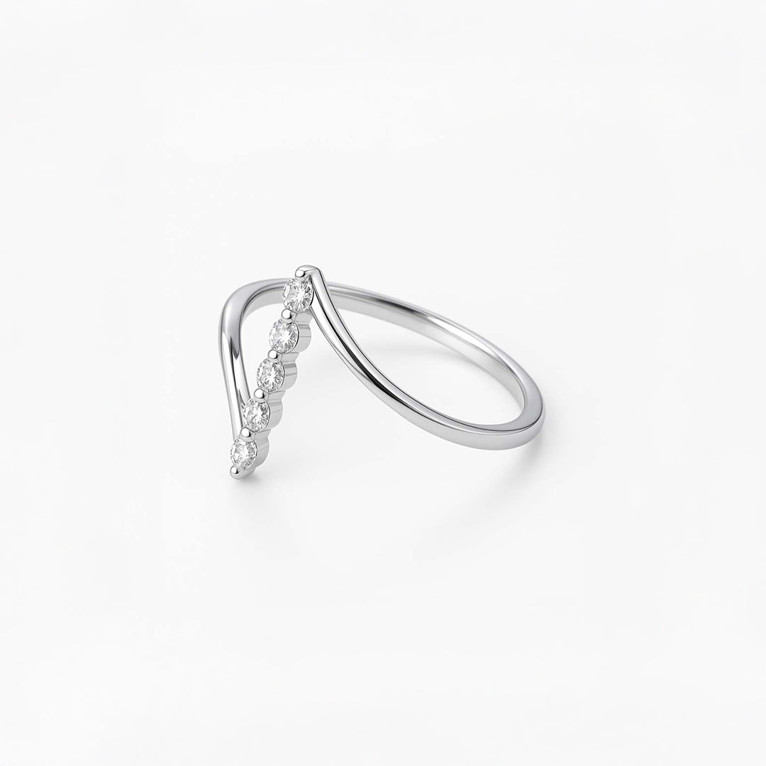 Anillo dorado abierto con detalle diagonal de circonitas