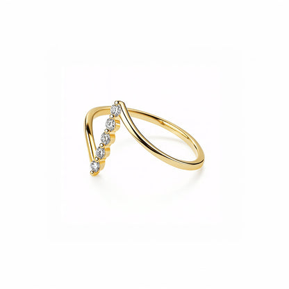 Anillo dorado abierto con detalle diagonal de circonitas